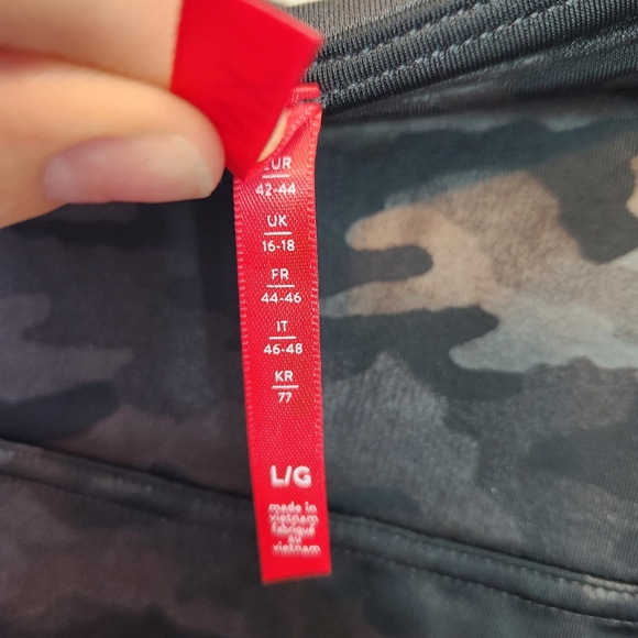 SPANX Womens Black Faux Leather Camouflage Print Shapewear Leggings Size L   EUC - Picture 7 of 15